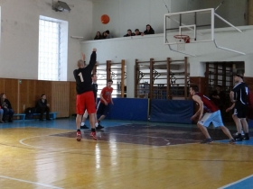 В университете состоялась товарищеская игра по баскетболу между преподавателями и студентами 