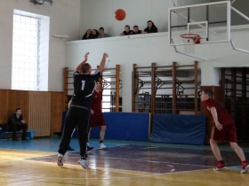 В университете состоялась товарищеская игра по баскетболу между преподавателями и студентами 