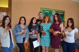 Студенты филологического факультета провели акцию «Георгиевская ленточка»