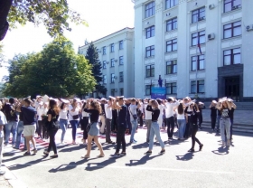 Студенты ЛНУ имени Тараса Шевченко почтили память погибших от авиационного удара ВСУ