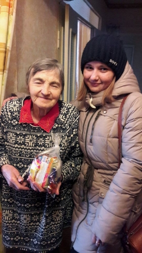 Волонтеры Ровеньковского факультета поздравили женщин-ветеранов труда с Днем матери