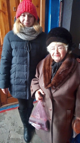 Волонтеры Ровеньковского факультета поздравили женщин-ветеранов труда с Днем матери