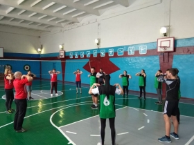 Студенты и преподаватели Ровеньковского факультета сыграли в волейбол