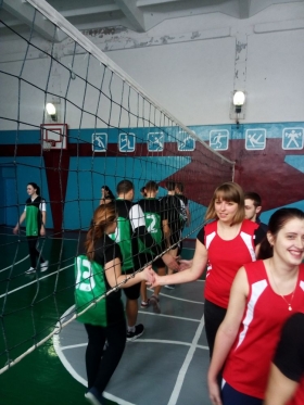 Студенты и преподаватели Ровеньковского факультета сыграли в волейбол