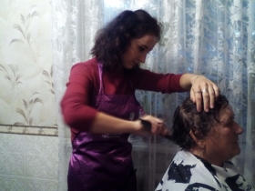 Благотворительная акция студентов-парикмахеров из Брянковского колледжа в честь Дня пожилого человека