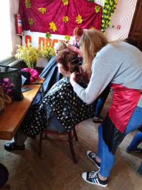 Благотворительная акция студентов-парикмахеров из Брянковского колледжа в честь Дня пожилого человека