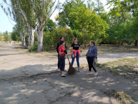 Студенты педагогического вуза очистили от мусора столичный парк