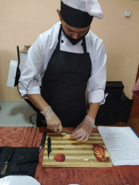 Луганский профессиональный торгово-кулинарный колледж ЛГПУ провел мастер-класс на тему «Карвинг»