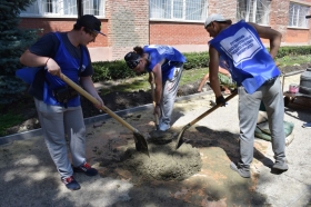 Бойцы МТО «АТОМ» заняты на работах по благоустройству территории ЛГПУ