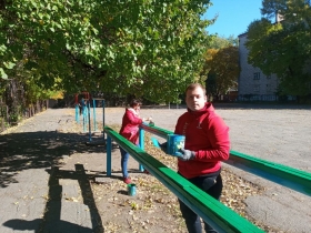 Активисты ЛГПУ облагородили спортивную площадку возле одной из школ города Луганска