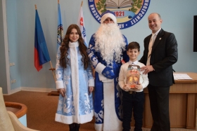 Детям членов Профсоюза ЛГПУ вручили сладкие подарки
