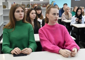 Преподаватель УрГПУ прочитала лекцию о Великой Отечественной войне студентам ЛГПУ