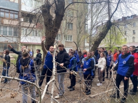 Студенты ЛГПУ продолжили участвовать в мероприятиях по благоустройству столицы