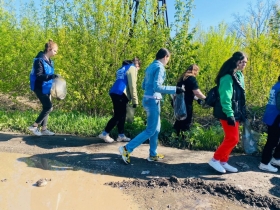 Студенты ЛГПУ приняли участие в благоустройстве территории города Луганска