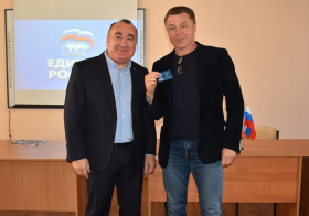 Новым членам партии «ЕДИНАЯ РОССИЯ» вручили партийные билеты