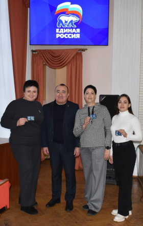 Представителям ЛГПУ вручили партийные билеты «Единой России»