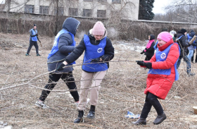 Студенты ЛГПУ провели акцию по благоустройству ботанического сада в Луганске
