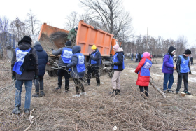 Студенты ЛГПУ провели акцию по благоустройству ботанического сада в Луганске