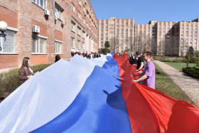 В ЛГПУ развернули флаг Российской Федерации длиной в 100 метров!