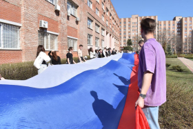 В ЛГПУ развернули флаг Российской Федерации длиной в 100 метров!