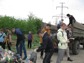 Студенты ЛГПУ традиционно приняли участие в благоустройстве столичной улицы днепровской
