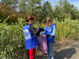 Студенты ЛГПУ приняли участие в благоустройстве улицы Днепровской города Луганска