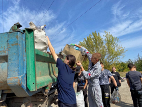 Студенты ЛГПУ приняли участие в благоустройстве улицы Днепровской города Луганска