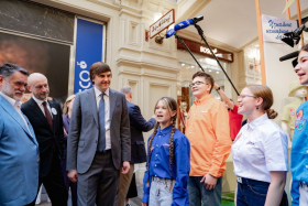 Сергей Кравцов открыл в ГУМе выставку к 100-летию МДЦ «Артек»