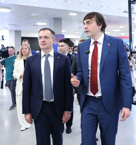 Владимир Мединский и Сергей Кравцов осмотрели выставочную зону форума «Формируя будущее» в Казани