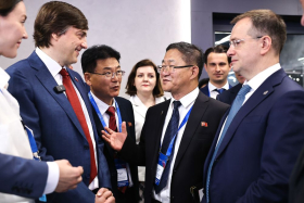 Владимир Мединский и Сергей Кравцов осмотрели выставочную зону форума «Формируя будущее» в Казани