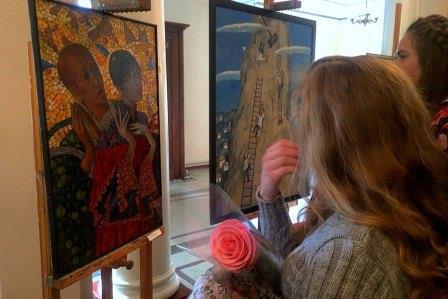 «Задача искусства – волновать сердца»: в Институте культуры и искусств открылась выставка «Осенний вернисаж»