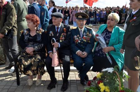 В Краснодоне торжественно открыли мемориал памяти погибшим бойцам