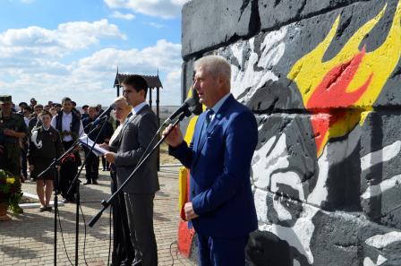 В Краснодоне торжественно открыли мемориал памяти погибшим бойцам