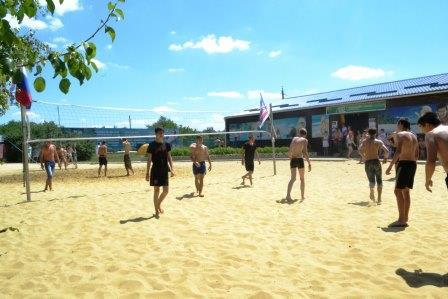 Праздник молодёжи активисты отметили на лучшем пляже ЛНР