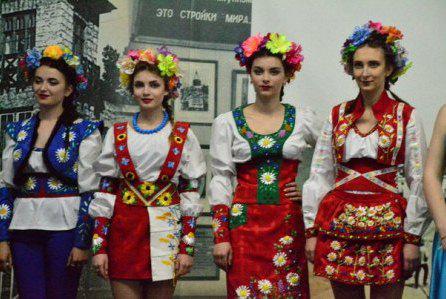 Луганский краеведческий музей и театр мод «Элегия» представили народные костюмы нашего края