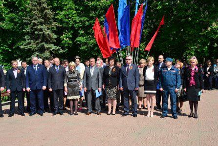 В Луганске состоялось торжественное поднятие флага ЛНР