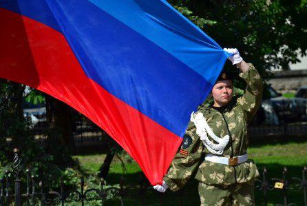 В Луганске состоялось торжественное поднятие флага ЛНР