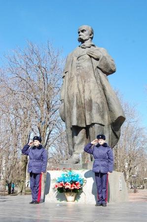 Преподаватели и студенты ЛГУ имени Тараса Шевченко возложили цветы к памятнику великого Кобзаря
