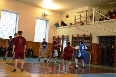 В ЛГУ имени Тараса Шевченко прошёл баскетбольный матч между преподавателями и студентами ко Дню рождения вуза