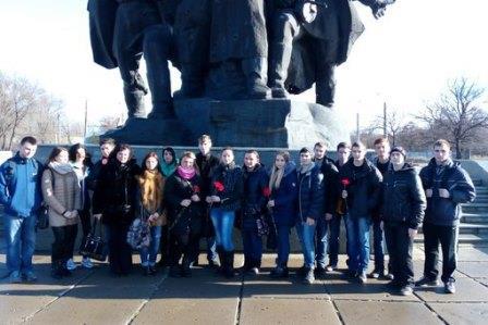 Студенты ИФМИТа возложили цветы у памятника «Освободителям Луганска»