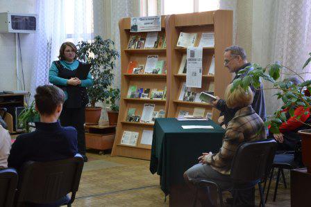 Студенты посетили книжную выставку «Поэт в солдатской шинели»