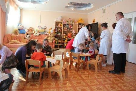 «С любовью в сердце»: активисты волонтерского отряда «Титан» посетили Дом ребенка