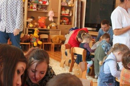 «С любовью в сердце»: активисты волонтерского отряда «Титан» посетили Дом ребенка