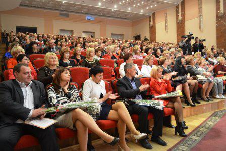 В Луганской Народной Республике торжественно отпраздновали День учителя 