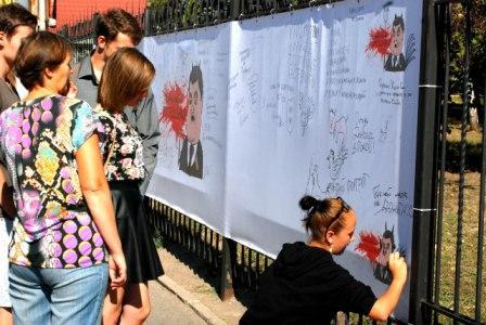 Молодежь Луганска провела демарш протеста против преступной политики Порошенко