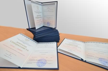 Выпускники специальности «Документоведение и информационная деятельность» получили дипломы в РФ
