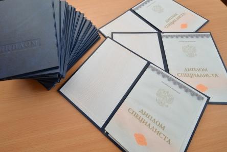 Выпускники специальности «Документоведение и информационная деятельность» получили дипломы в РФ