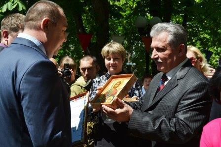 В Луганске состоялась торжественная церемония поднятия флага Республики