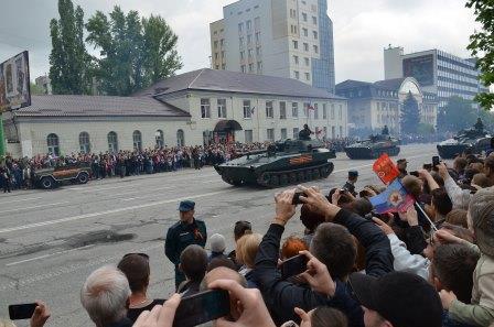 Военный парад в Луганске – ради жизни, свободы, памяти…