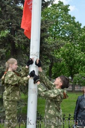 В центре Луганска состоялась торжественная церемония поднятия Знамени Победы